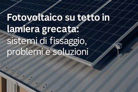 Tecnico specializzato su tetto con fotovoltaico
