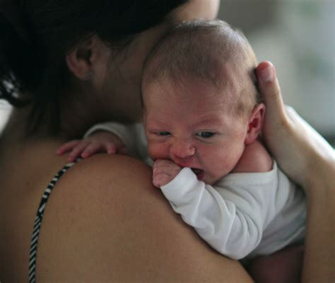 Neonato in braccio con espressione serena