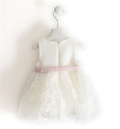 Foto di un abito bianco da neonata con corpetto in tulle e gonna glitterata