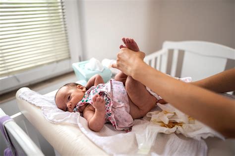 Neonato che fa la cacca