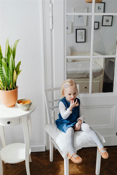 Bambino neonato rinfrescato in ambiente domestico confortevole