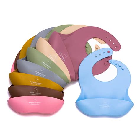 Vari tipi di bavaglini per bambini, dal silicone alla stoffa