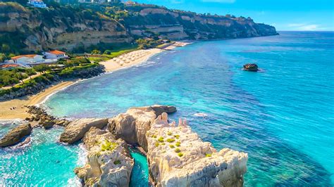 Una vista panoramica suggestiva della costa di Ricadi, in Calabria, luogo della vacanza di Manoela Fortuna.
