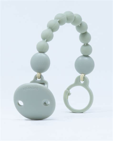 Bambino con ciuccio e catenella Suavinex in un ambiente sereno e luminoso