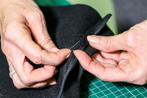 Dettaglio della clip a spilla agganciata a un capo di abbigliamento, evidenziandone la tenuta