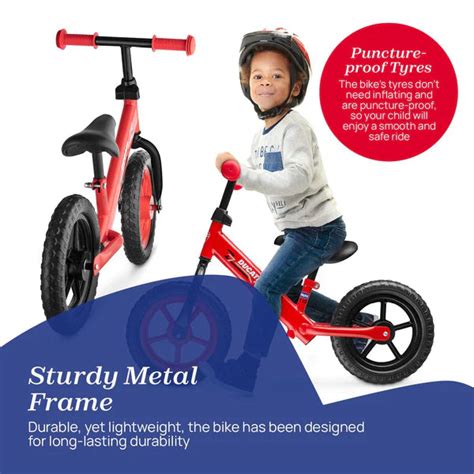 Bambino su balance bike