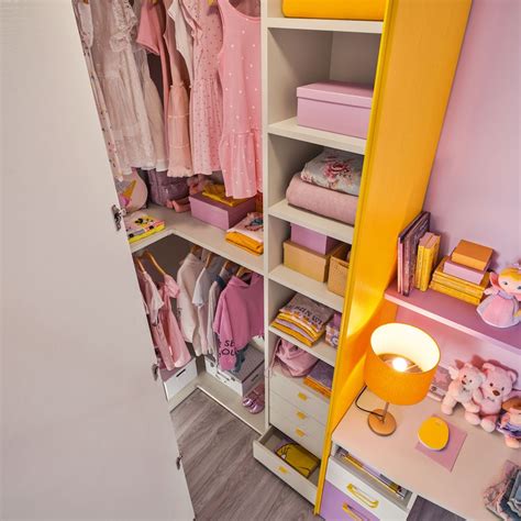Organizzazione di un armadio per neonati con cassettiere