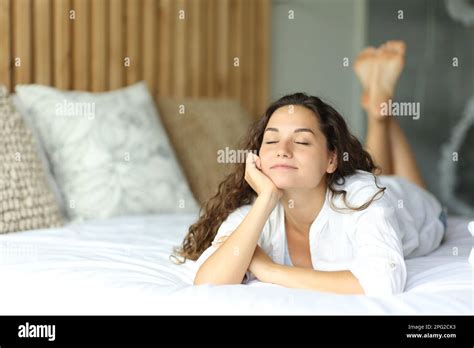 donna sdraiata sul lettino da parto con gambe sollevate