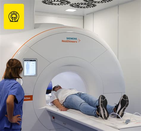 immagine di una risonanza magnetica che evidenzia una massa epidurale iperintensa
