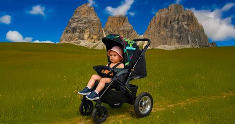 Passeggino elettrico Leo su sentiero sterrato