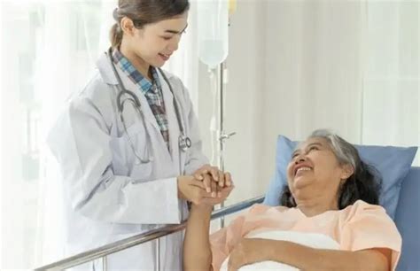 Un medico che conversa in modo empatico con una coppia di pazienti