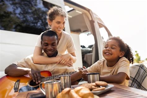Famiglia che viaggia in un pullman a noleggio