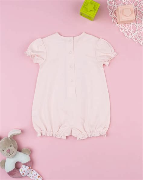 Bambina che indossa un pagliaccetto Prénatal