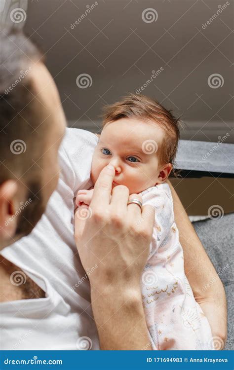 Genitore che tiene in braccio un neonato addormentato