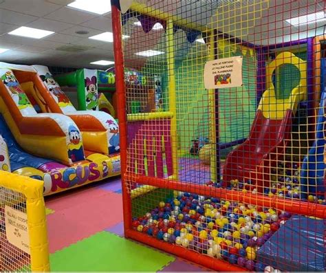 Tavolo da pranzo con area giochi per bambini in un ristorante