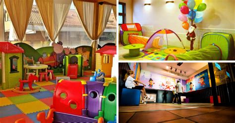 Famiglia felice che cena in un ristorante con area giochi