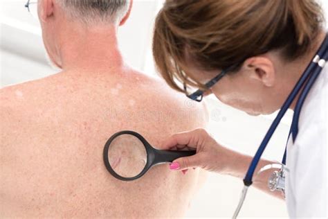 Dermatologo che esamina la pelle di un bambino
