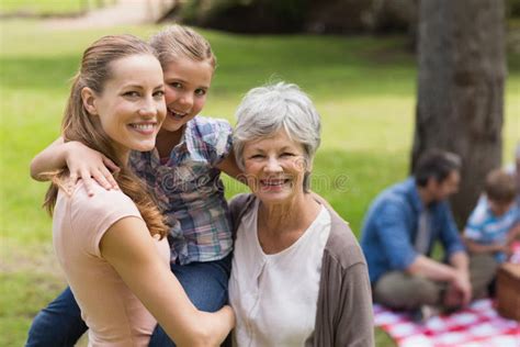 famiglia al telefono con la nonna