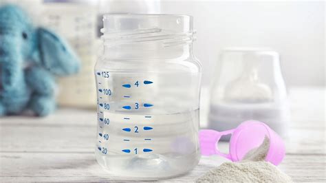 Misurazione della formula in polvere e acqua per biberon