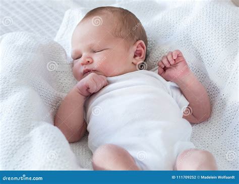Neonato che dorme serenamente nel suo lettino