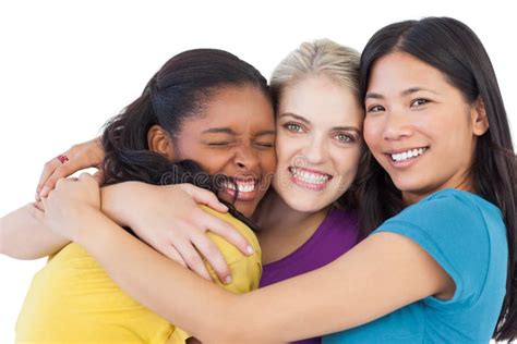 Donne che si abbracciano in segno di supporto