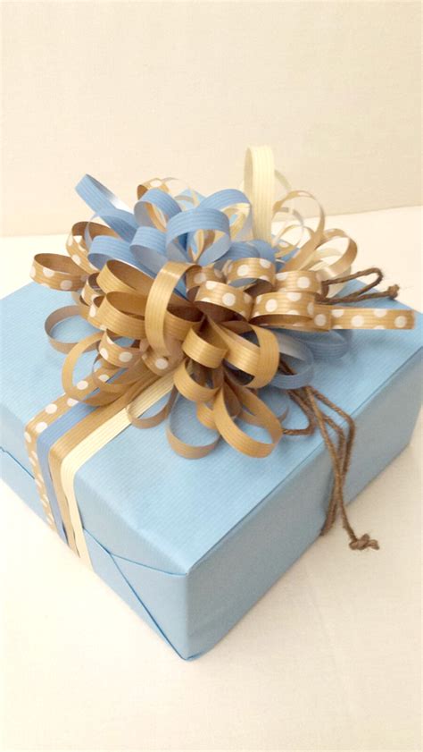 pacchetto regalo con nastro