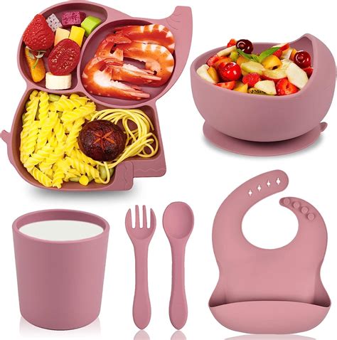 Set svezzamento silicone colorato su un tavolo