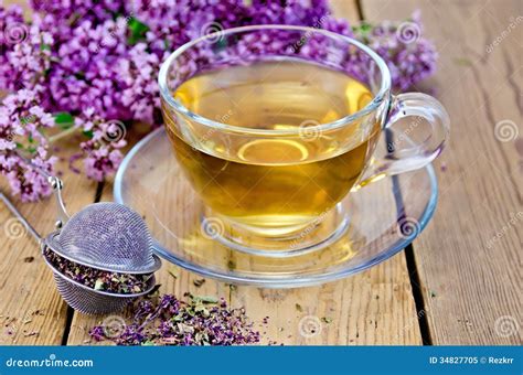 Immagine di una tazza di tisana con erbe