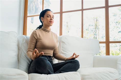 Donna incinta che medita per ridurre lo stress