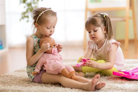Bambine che giocano a fare la babysitter con Barbie