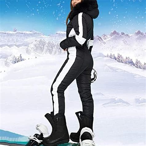 Donna in tuta da sci elegante su sfondo innevato