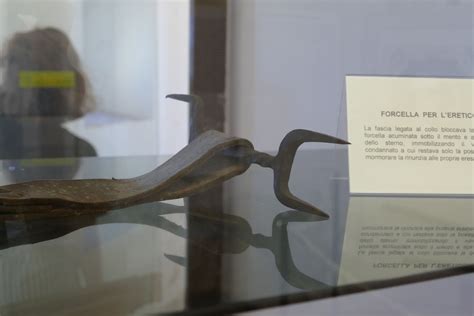 Esempio di Forcella dell'Eretico come esposta nei musei