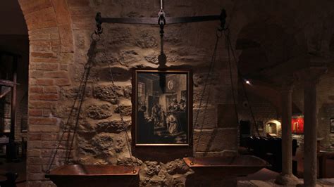 Visitatori in un museo della tortura