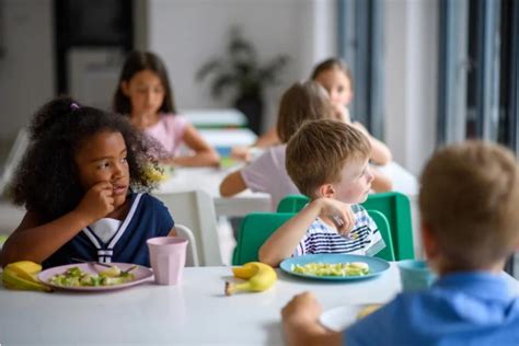 bambini che mangiano in seggioloni