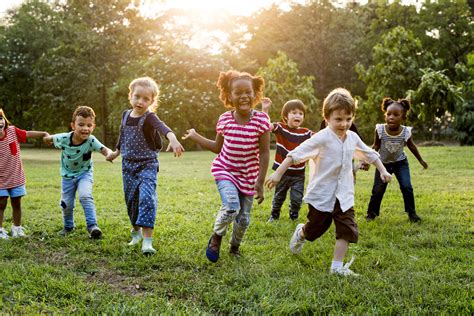 bambini che giocano con oggetti diversi in una cesta