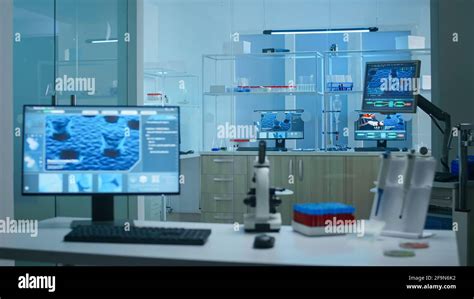 Un laboratorio di embriologia moderno e asettico con microscopi di precisione