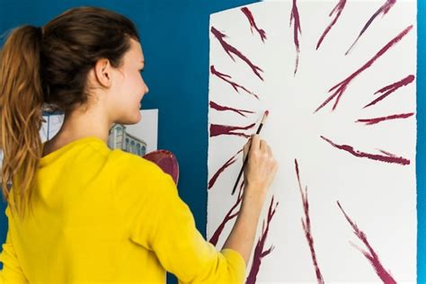 artista che crea un'opera