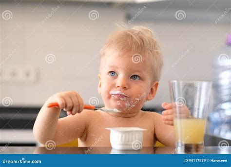 Bambino che mangia yogurt