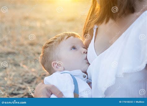 Madre che allatta al seno con un neonato