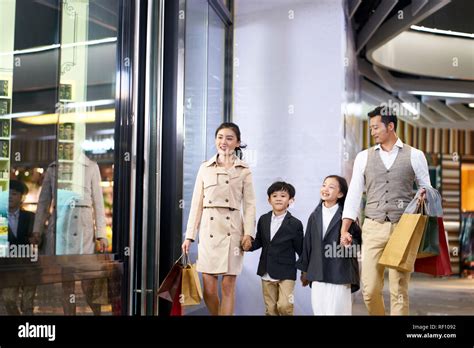 Famiglia felice con shopping per gemelli