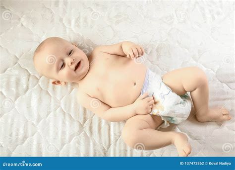 Bambino sorridente che gioca con un pannolino Pillo morbido e pulito