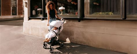 Famiglia che utilizza un passeggino Cybex per un'attività all'aperto