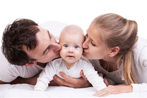 Mamma e papà con neonato