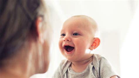 Bambino che lallazione e produce suoni