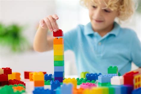 Bambino che costruisce una frase con blocchi di parole