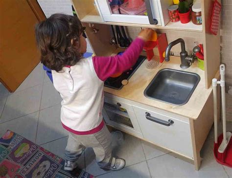Bambino e genitore impegnati nel gioco simbolico