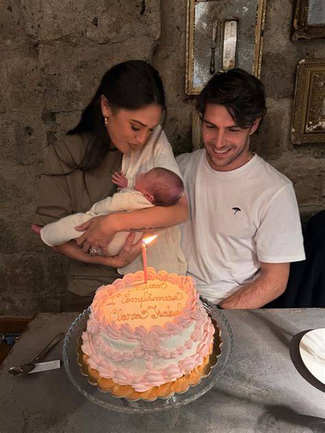 genitori che festeggiano il primo complimese del neonato