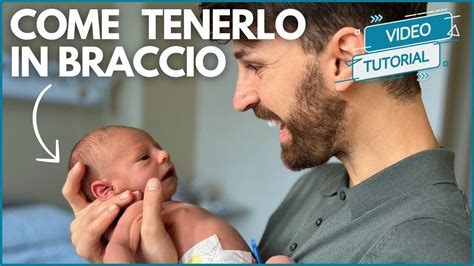 neonato con adesivo mensile sul body