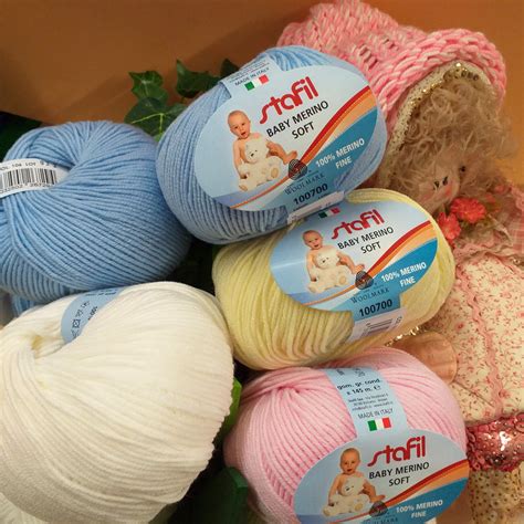 Tavola comparativa di diversi filati in lana Merino per copertine neonato con le loro caratteristiche e l'uncinetto consigliato