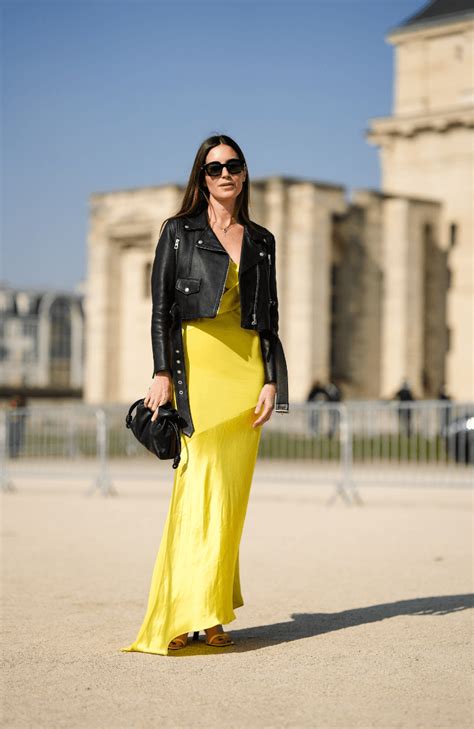 Pirata vestito di giallo che cavalca le onde